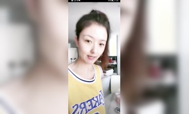 最新《瘋狂抖音》外篇之《抖音擦邊3》顏值主播直播各顯神通 閃現 走光露點 刷邊PK (187)