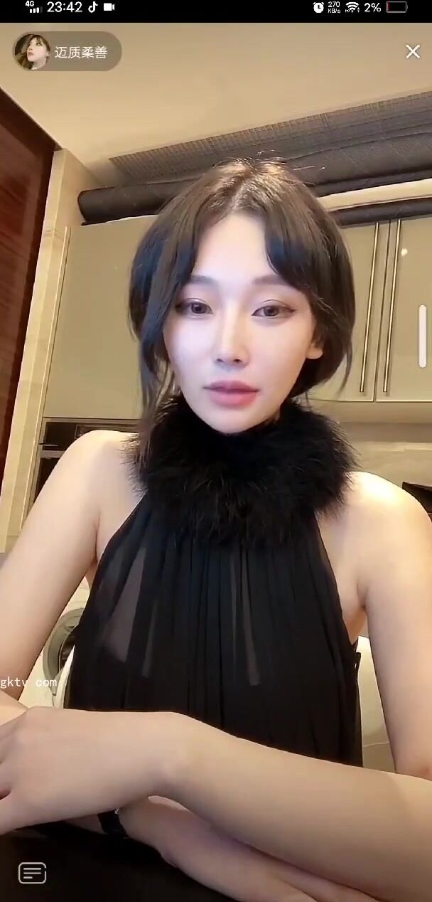 最新《瘋狂抖音》外篇之《抖音擦邊3》顏值主播直播各顯神通 閃現 走光露點 刷邊PK (186)