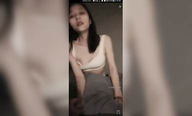 最新《瘋狂抖音》外篇之《抖音擦邊3》顏值主播直播各顯神通 閃現 走光露點 刷邊PK (156)