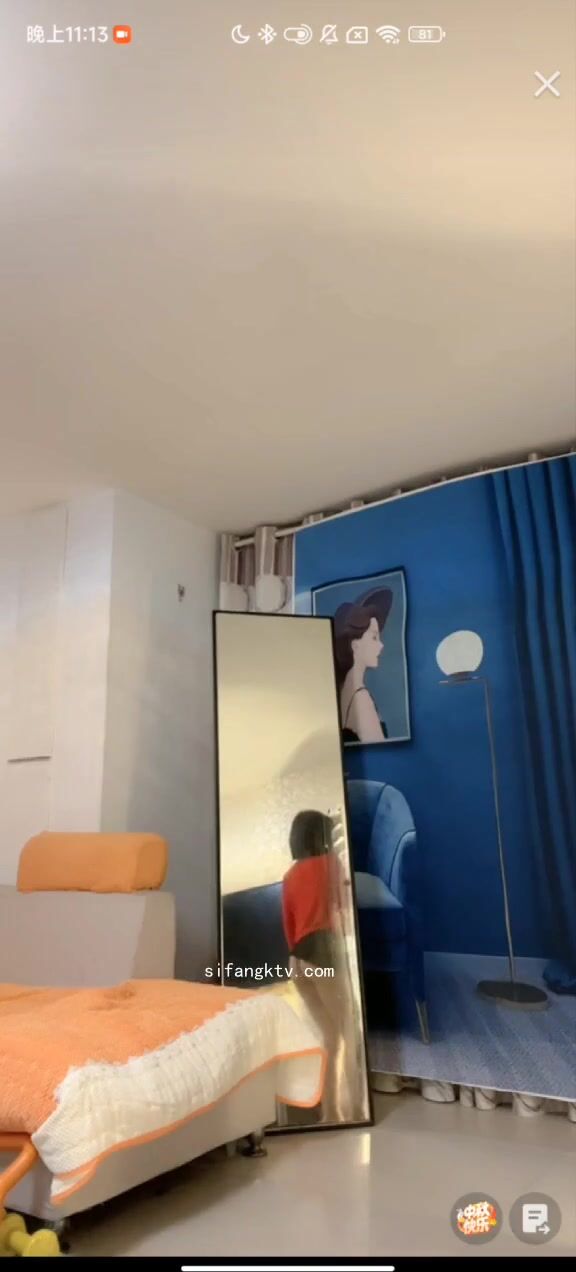 最新《瘋狂抖音》外篇之《抖音擦邊3》顏值主播直播各顯神通 閃現 走光露點 刷邊PK (82)