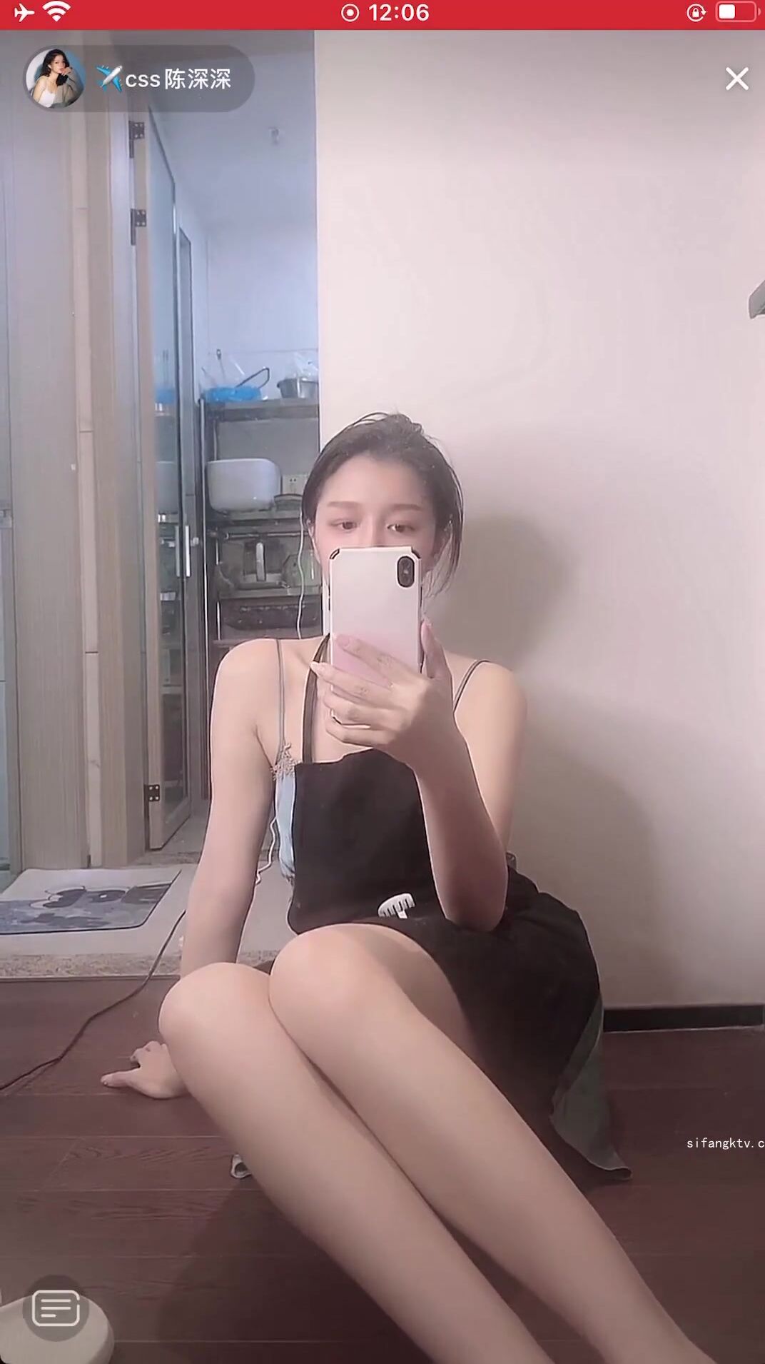 最新《瘋狂抖音》外篇之《抖音擦邊3》顏值主播直播各顯神通 閃現 走光露點 刷邊PK (28)