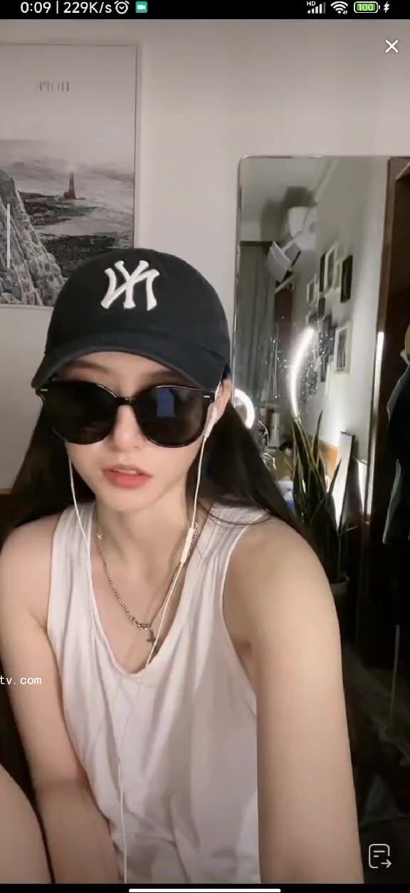 最新《瘋狂抖音》外篇之《抖音擦邊3》顏值主播直播各顯神通 閃現 走光露點 刷邊PK (36)