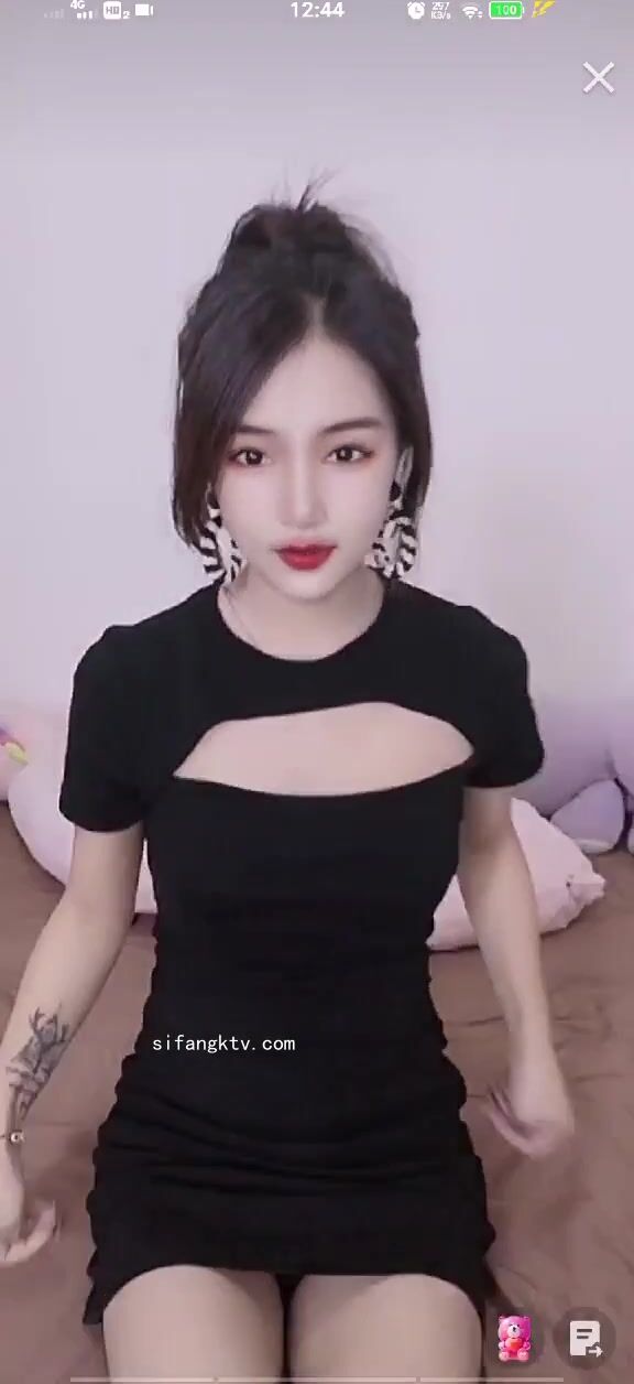 最新《瘋狂抖音》外篇之《抖音擦邊3》顏值主播直播各顯神通 閃現 走光露點 刷邊PK (70)