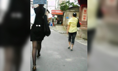 各種地方摸完女生翹臀或黑絲長腿就跑 各種尖叫聲 有的露臉 有的抄底 腎上腺素拉滿 太刺激 (19)