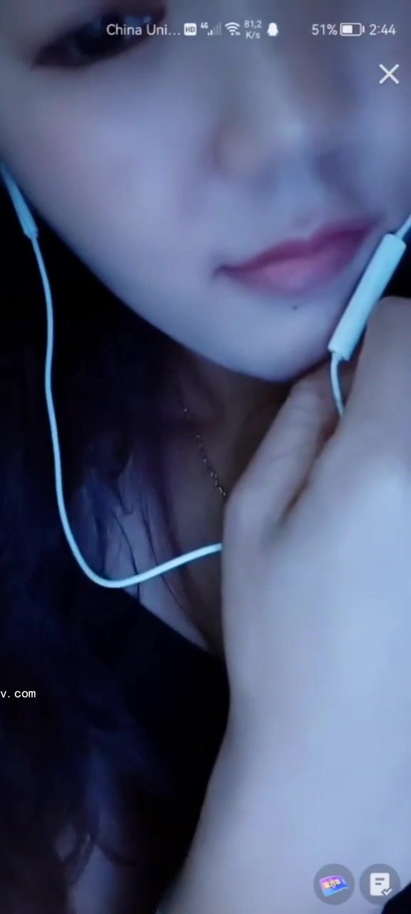 最新《瘋狂抖音》外篇之《抖音擦邊3》顏值主播直播各顯神通 閃現 走光露點 刷邊PK (222)