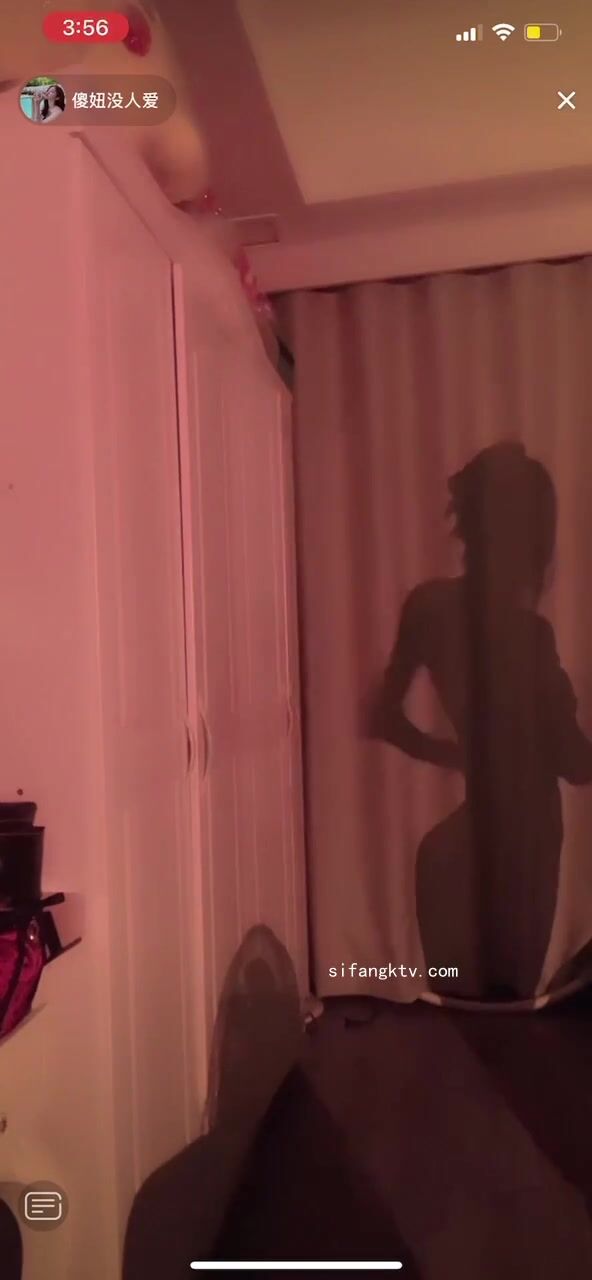 最新《瘋狂抖音》外篇之《抖音擦邊3》顏值主播直播各顯神通 閃現 走光露點 刷邊PK (184)