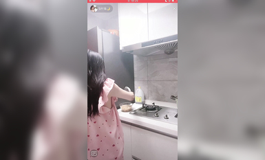 最新《瘋狂抖音》外篇之《抖音擦邊3》顏值主播直播各顯神通 閃現 走光露點 刷邊PK (140)