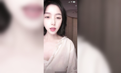 最新《瘋狂抖音》外篇之《抖音擦邊3》顏值主播直播各顯神通 閃現 走光露點 刷邊PK (72)