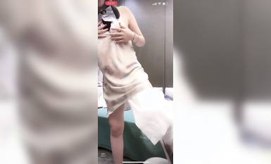 最新《瘋狂抖音》外篇之《抖音擦邊3》顏值主播直播各顯神通 閃現 走光露點 刷邊PK (20)