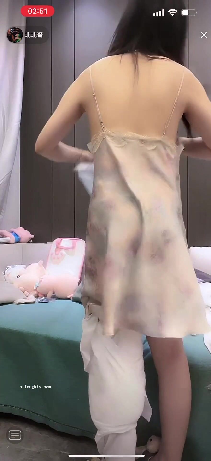 最新《瘋狂抖音》外篇之《抖音擦邊3》顏值主播直播各顯神通 閃現 走光露點 刷邊PK (20)