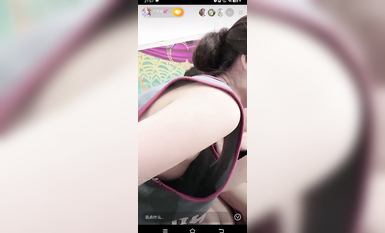 最新《瘋狂抖音》外篇之《抖音擦邊3》顏值主播直播各顯神通 閃現 走光露點 刷邊PK (164)