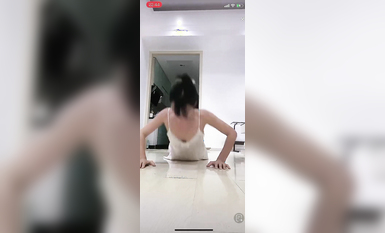 最新《瘋狂抖音》外篇之《抖音擦邊3》顏值主播直播各顯神通 閃現 走光露點 刷邊PK (15)