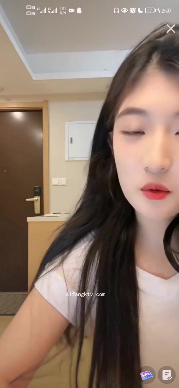 最新《瘋狂抖音》外篇之《抖音擦邊3》顏值主播直播各顯神通 閃現 走光露點 刷邊PK (1)