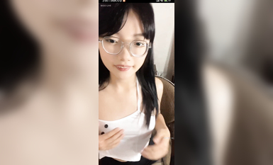 最新《瘋狂抖音》外篇之《抖音擦邊3》顏值主播直播各顯神通 閃現 走光露點 刷邊PK (190)