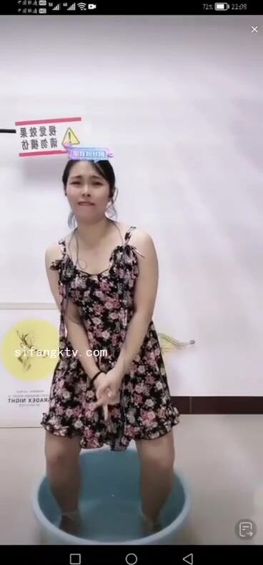 最新《瘋狂抖音》外篇之《抖音擦邊3》顏值主播直播各顯神通 閃現 走光露點 刷邊PK (114)