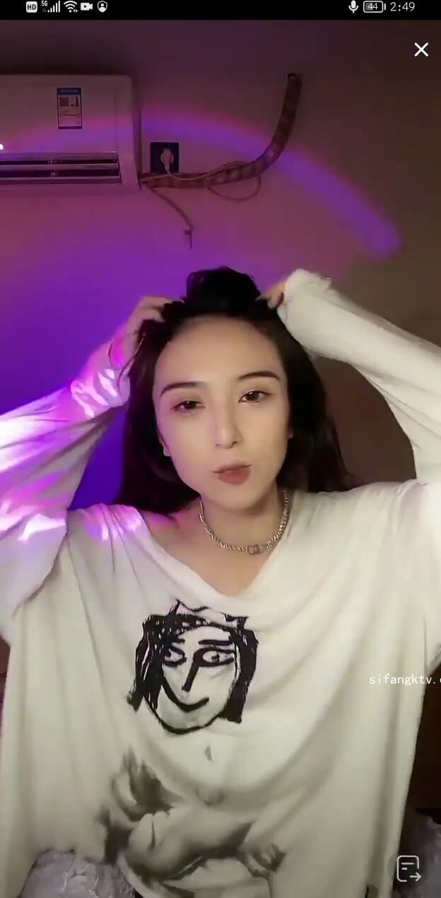 最新《瘋狂抖音》外篇之《抖音擦邊3》顏值主播直播各顯神通 閃現 走光露點 刷邊PK (198)