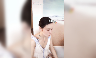 最新《瘋狂抖音》外篇之《抖音擦邊3》顏值主播直播各顯神通 閃現 走光露點 刷邊PK (133)