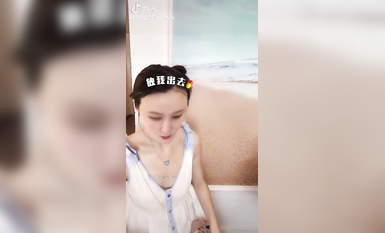 最新《瘋狂抖音》外篇之《抖音擦邊3》顏值主播直播各顯神通 閃現 走光露點 刷邊PK (133)