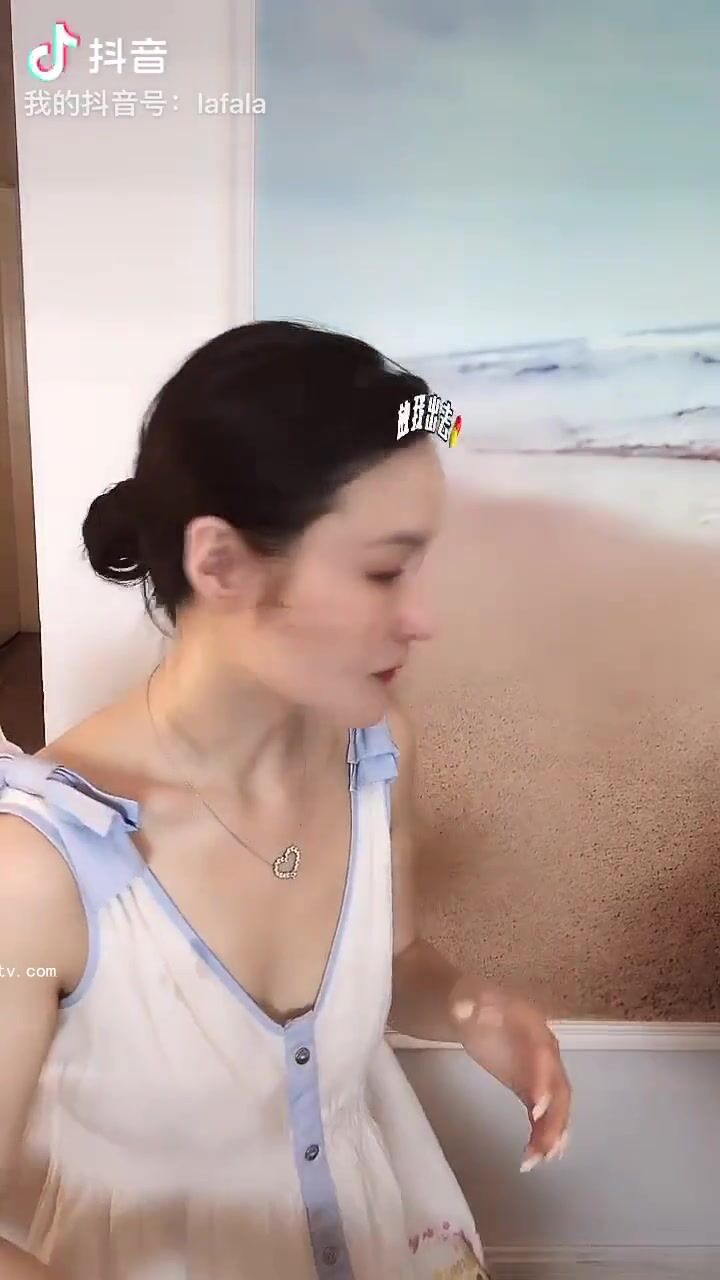 最新《瘋狂抖音》外篇之《抖音擦邊3》顏值主播直播各顯神通 閃現 走光露點 刷邊PK (133)