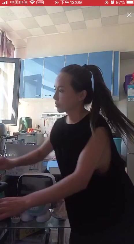 最新《瘋狂抖音》外篇之《抖音擦邊3》顏值主播直播各顯神通 閃現 走光露點 刷邊PK (176)