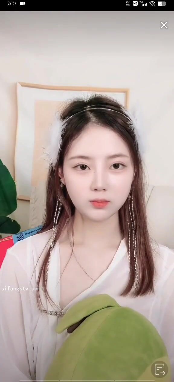 最新《瘋狂抖音》外篇之《抖音擦邊3》顏值主播直播各顯神通 閃現 走光露點 刷邊PK (46)