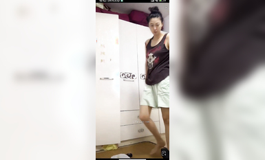 最新《瘋狂抖音》外篇之《抖音擦邊3》顏值主播直播各顯神通 閃現 走光露點 刷邊PK (204)