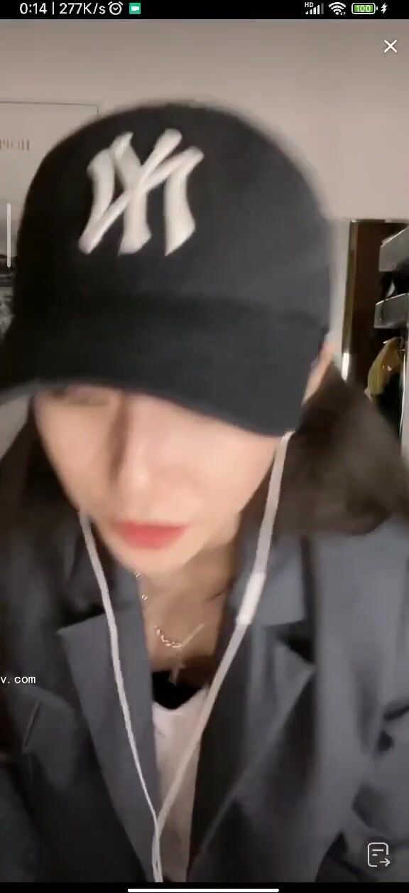 最新《瘋狂抖音》外篇之《抖音擦邊2》顏值主播各顯神通 閃現走光 刷邊尿尿熱舞 扣逼漏奶 (24)