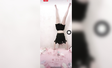 最新《瘋狂抖音》外篇之《抖音擦邊2》顏值主播各顯神通 閃現走光 刷邊尿尿熱舞 扣逼漏奶 (87)