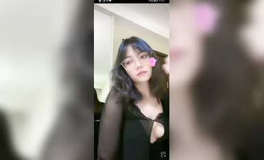 最新《瘋狂抖音》外篇之《抖音擦邊2》顏值主播各顯神通 閃現走光 刷邊尿尿熱舞 扣逼漏奶 (109)