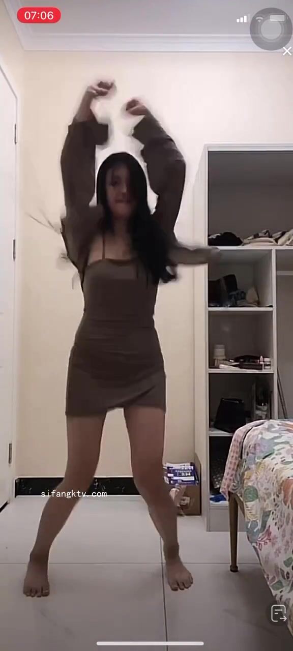 最新《瘋狂抖音》外篇之《抖音擦邊2》顏值主播各顯神通 閃現走光 刷邊尿尿熱舞 扣逼漏奶 (1)