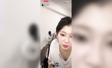 最新《瘋狂抖音》外篇之《抖音擦邊2》顏值主播各顯神通 閃現走光 刷邊尿尿熱舞 扣逼漏奶 (186)