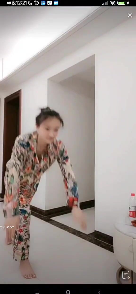 最新《瘋狂抖音》外篇之《抖音擦邊2》顏值主播各顯神通 閃現走光 刷邊尿尿熱舞 扣逼漏奶 (66)