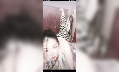 最新《瘋狂抖音》外篇之《抖音擦邊2》顏值主播各顯神通 閃現走光 刷邊尿尿熱舞 扣逼漏奶 (30)