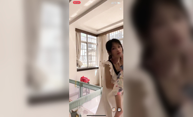 最新《瘋狂抖音》外篇之《抖音擦邊2》顏值主播各顯神通 閃現走光 刷邊尿尿熱舞 扣逼漏奶 (105)