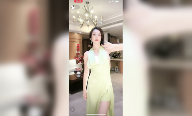 最新《瘋狂抖音》外篇之《抖音擦邊2》顏值主播各顯神通 閃現走光 刷邊尿尿熱舞 扣逼漏奶 (78)