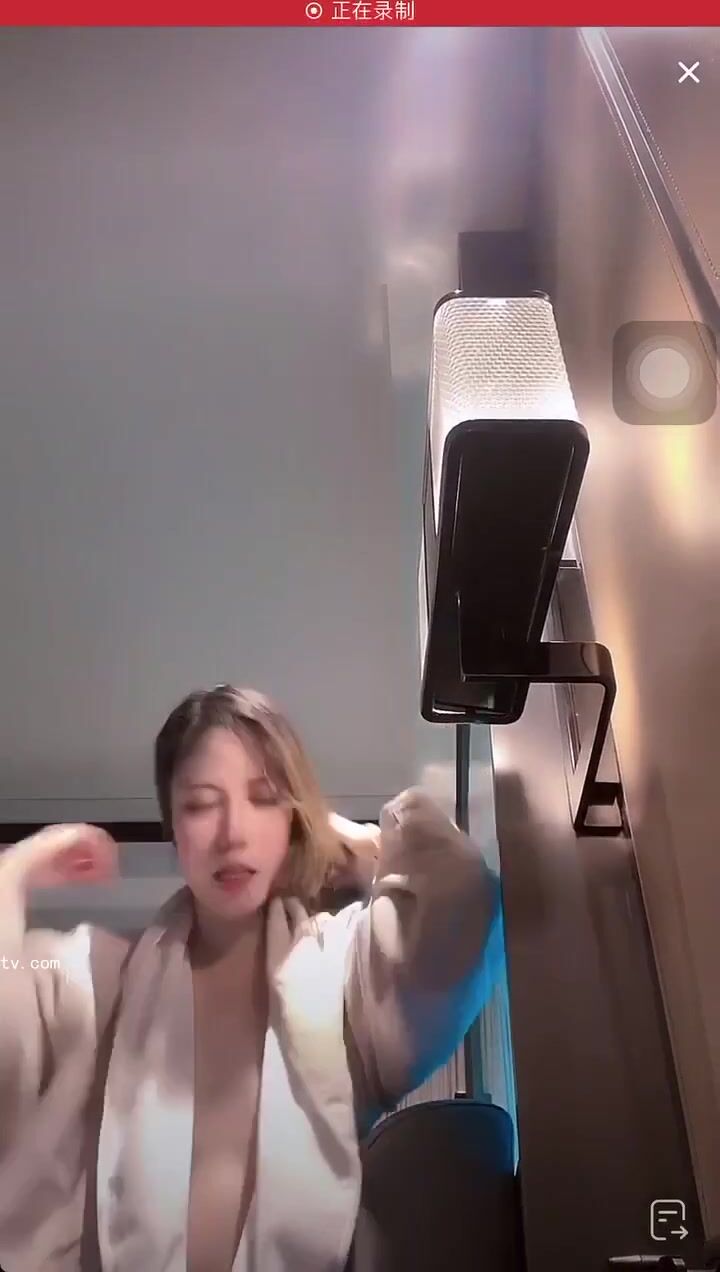 最新《瘋狂抖音》外篇之《抖音擦邊2》顏值主播各顯神通 閃現走光 刷邊尿尿熱舞 扣逼漏奶 (214)