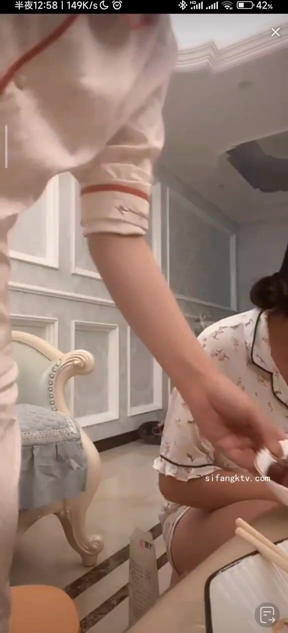 最新《瘋狂抖音》外篇之《抖音擦邊2》顏值主播各顯神通 閃現走光 刷邊尿尿熱舞 扣逼漏奶 (134)