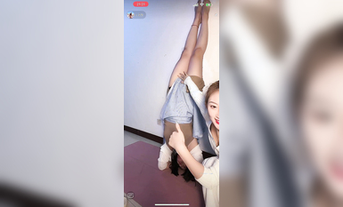 最新《瘋狂抖音》外篇之《抖音擦邊2》顏值主播各顯神通 閃現走光 刷邊尿尿熱舞 扣逼漏奶 (77)