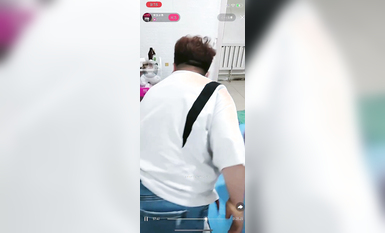 最新《瘋狂抖音》外篇之《抖音擦邊2》顏值主播各顯神通 閃現走光 刷邊尿尿熱舞 扣逼漏奶 (52)