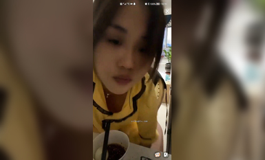 最新《瘋狂抖音》外篇之《抖音擦邊2》顏值主播各顯神通 閃現走光 刷邊尿尿熱舞 扣逼漏奶 (43)