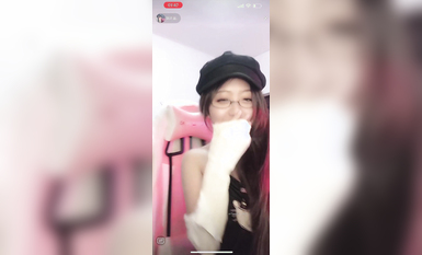 最新《瘋狂抖音》外篇之《抖音擦邊2》顏值主播各顯神通 閃現走光 刷邊尿尿熱舞 扣逼漏奶 (32)