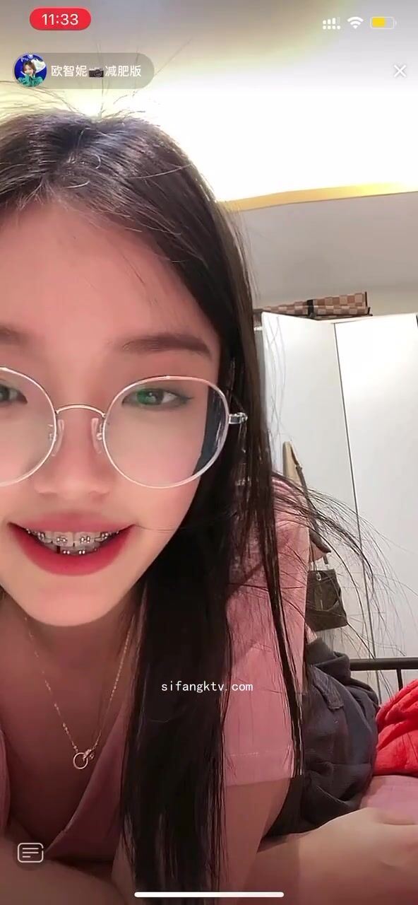 最新《瘋狂抖音》外篇之《抖音擦邊2》顏值主播各顯神通 閃現走光 刷邊尿尿熱舞 扣逼漏奶 (154)