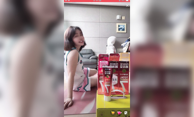 最新《瘋狂抖音》外篇之《抖音擦邊2》顏值主播各顯神通 閃現走光 刷邊尿尿熱舞 扣逼漏奶 (115)