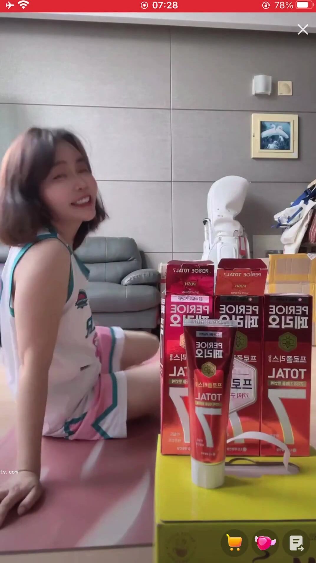 最新《瘋狂抖音》外篇之《抖音擦邊2》顏值主播各顯神通 閃現走光 刷邊尿尿熱舞 扣逼漏奶 (115)