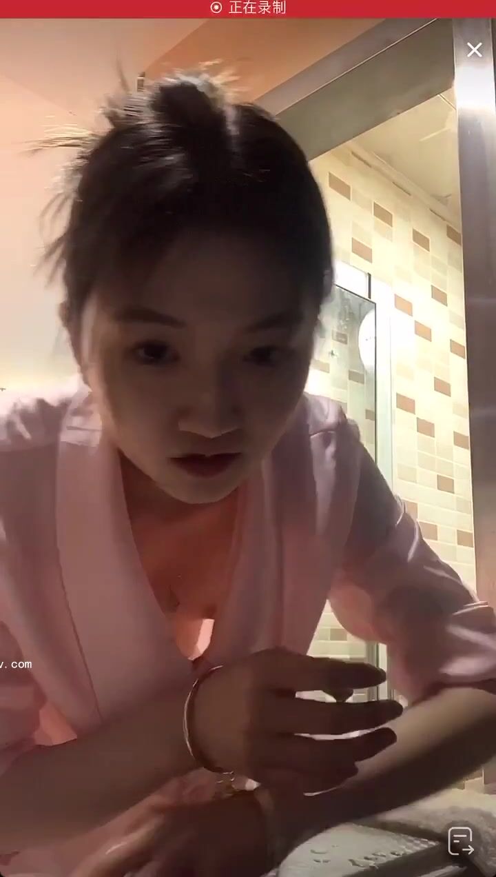 最新《瘋狂抖音》外篇之《抖音擦邊2》顏值主播各顯神通 閃現走光 刷邊尿尿熱舞 扣逼漏奶 (20)