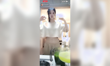 最新《瘋狂抖音》外篇之《抖音擦邊2》顏值主播各顯神通 閃現走光 刷邊尿尿熱舞 扣逼漏奶 (42)