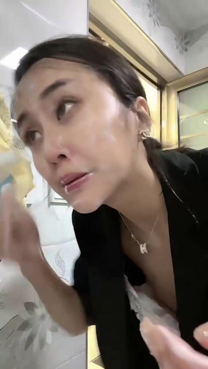 最新《瘋狂抖音》外篇之《抖音擦邊2》顏值主播各顯神通 閃現走光 刷邊尿尿熱舞 扣逼漏奶 (132)