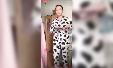 最新《瘋狂抖音》外篇之《抖音擦邊2》顏值主播各顯神通 閃現走光 刷邊尿尿熱舞 扣逼漏奶 (59)