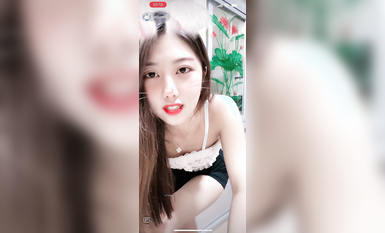 最新《瘋狂抖音》外篇之《抖音擦邊2》顏值主播各顯神通 閃現走光 刷邊尿尿熱舞 扣逼漏奶 (8)