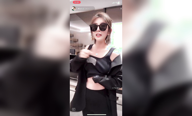 最新《瘋狂抖音》外篇之《抖音擦邊2》顏值主播各顯神通 閃現走光 刷邊尿尿熱舞 扣逼漏奶 (153)